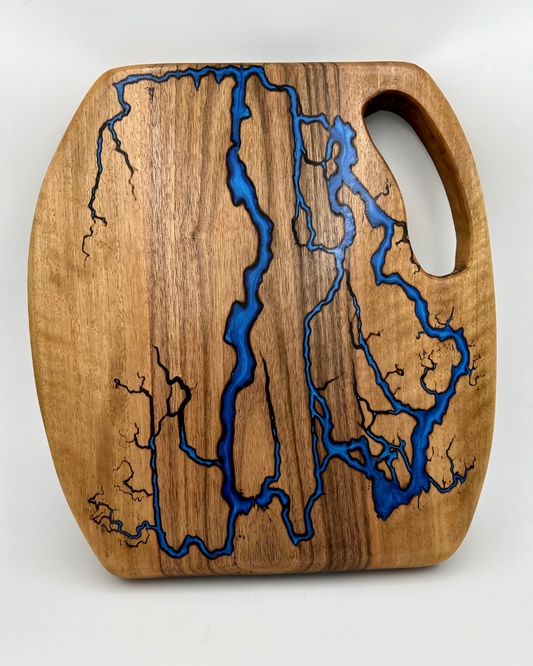 Schneidebrett aus Nussholz mit blauem Epoxidharz-Detail